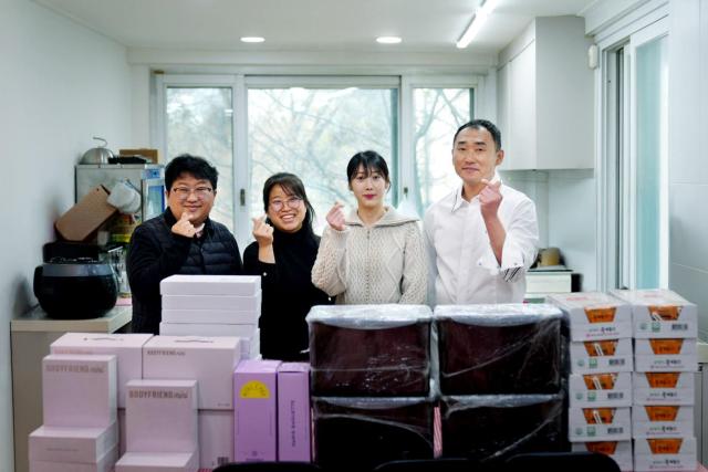 지역아동센터 및 바디프랜드 직원복지팀 관계자들이 기념 촬영을 하고 있다사진바디프랜드