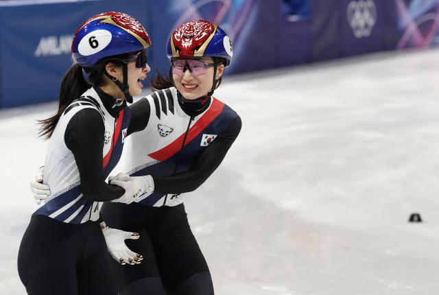 18일현지시간 이탈리아 밀라노 아이스스케이팅 아레나에서 열린 2026 밀라노-코르티나담페초 동계올림픽 쇼트트랙 여자 3000m 계주 결승에서 금메달을 따낸 한국 최민정오른쪽과 김길리가 기쁨을 나누고 있다 사진연합뉴스