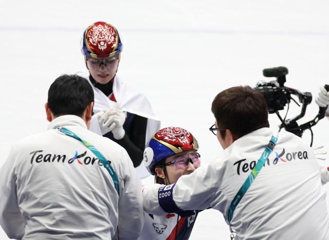 18일현지시간 이탈리아 밀라노 아이스스케이팅 아레나에서 열린 2026 밀라노-코르티나담페초 동계올림픽 쇼트트랙 여자 3000m 계주에서 금메달을 따낸 한국대표팀 최민정이 코치진들과 기뻐하고 있다 사진연합뉴스