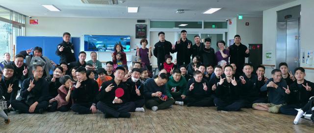 해군 제1함대사령부 예하 138고속정편대가 19일 강원 동해시 천곡동에 위치한 ‘동해시 장애요양원’을 방문해 의미 있는 사회 봉사활동을 펼치고 있다 사진해군 제1함대