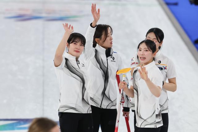 19일현지시간 이탈리아 코르티나담페초 컬링 올림픽 스타디움에서 열린 2026 밀라노ㆍ코르티나담페초 동계올림픽 컬링 여자 라운드로빈 한국과 캐나다의 경기에서 7-10으로 패한 한국 대표팀 선수들이 붉어진 눈시울로 관중에 인사하고 있다 사진연합뉴스