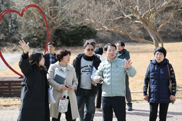 강진원 군수가 제54회 강진청자축제 현장을 방문해 최종 점검을 하고 있다사진강진군
