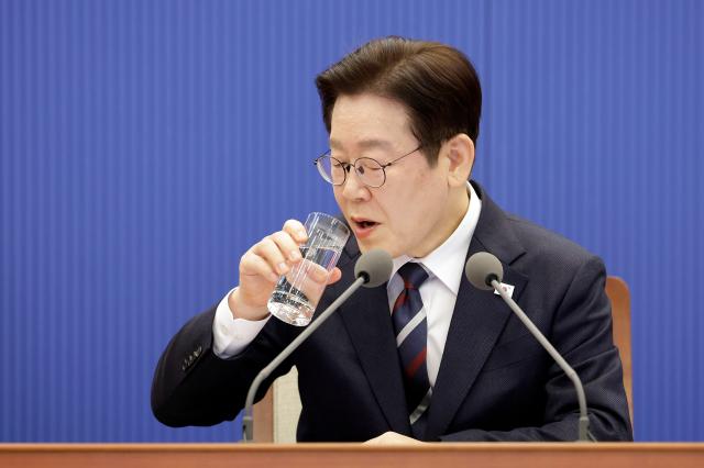 이재명 대통령이 19일 청와대에서 열린 수석보좌관회의에서 물을 마시고 있다사진연합뉴스
