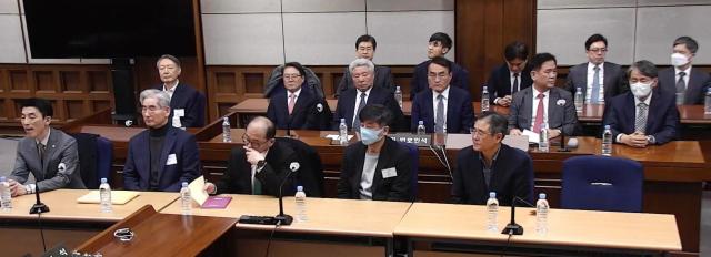  윤석열 전 대통령이 19일 서초구 서울중앙지방법원에서 열린 12·3 비상계엄 관련 내란 우두머리 혐의 1심 선고공판에 출석해 있다 사진연합뉴스