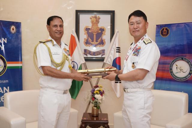 국제관함식IFR 및 인도양해군심포지엄IONS 한국 대표단장을 맡은 김경철 대한민국 해군 소장이 19일 비사카파트남에서 아제이 코차르 인도 안다만·니코바르 통합사령부 사령관중장을 예방하고 있다 사진인도 국방부