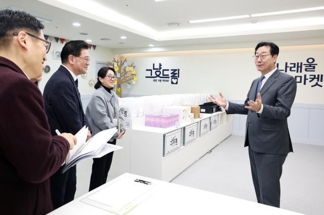 정명근 화성특례시장이 리모델링 중인 그냥드림 사업장 내부를 점검하고 있다 사진화성시