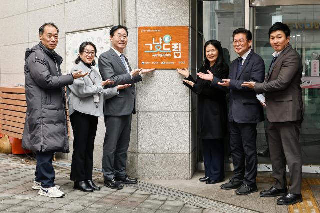 정명근 화성특례시장과 나래울복지관 관계자들이  그냥드림 현판 앞에서 포즈를 취하고 있다 사진화성시