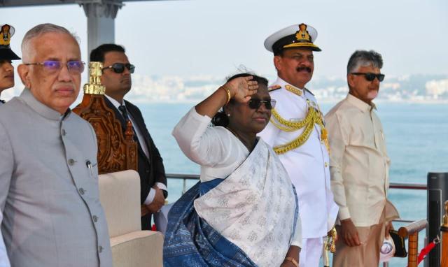 드라우파디 무르무 인도 대통령이 2월 18일 비사카파트남에서 열린 2026 인도 국제관함식IFR에서 해상 사열을 하며 경례하고 있다 사진인도 국방부 제공