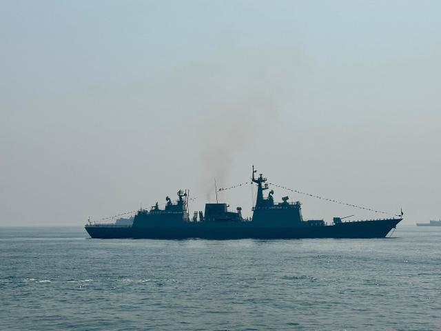대한민국 해군 4400톤급 구축함 강감찬함DDH-II이 2월 18일 비사카파트남 해상에서 열린 2026 국제함대사열IFR에 참가해 항해하고 있다 사진김희수 기자