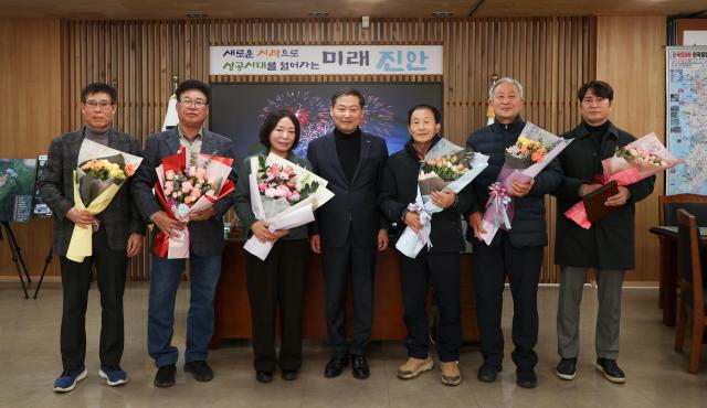 전춘성 진안군수가운데가 20일 진안고원 행복주택사업 추진에 기여한 유공자에게 감사패를 수여한 뒤 기념촬영을 하고 있다사진진안군