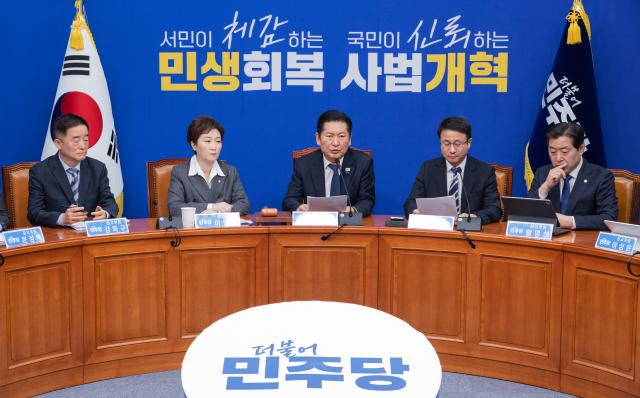 정청래 더불어민주당 대표가 20일 국회에서 열린 최고위원회의에서 윤석열 전 대통령 1심 선고 결과 비판 발언과 사법 개혁안의 흔들림 없는 추진에 대한 발언을 하고 있다 사진연합뉴스