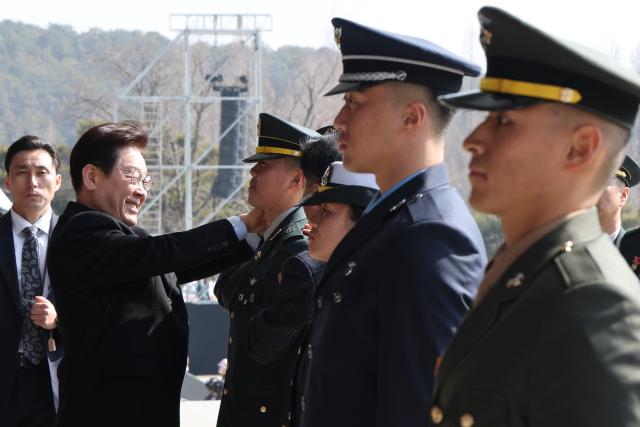 이재명 대통령이 20일 충남 계룡대 대연병장에서 열린 육·해·공군 사관학교 통합임관식에서 임관 장교들에게 계급장을 달아주고 있다.[사진=연합뉴스]