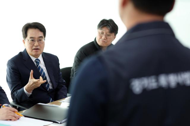 20일 오전 김동연 경기도지사는 최근 하남 등지에서 일어난 집값 담합 행위를 적발한 도청사 15층 ‘부동산 불법행위 수사 TF’ 사무실을 찾아 긴급 대책회의를 주재하고 있다 사진경기도