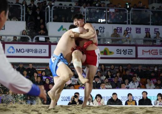 태안군, 설 연휴 씨름 열기 속 관광객 북적