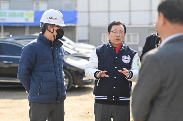 이현재 하남시장이 내년 3월 개교를 목표로 하는 가칭미사4고 건축 현장을 방문하여 공사 안전 관리와 함께 적기 개교를 위한 철저한 공정 관리를 당부하고 있다 사진하남시
