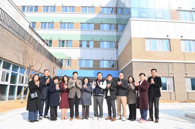 20일 한홀중학교 최종합동안전점검 후 관계자들이 모여 기념사진을 촬영하고 있다 사진하남시