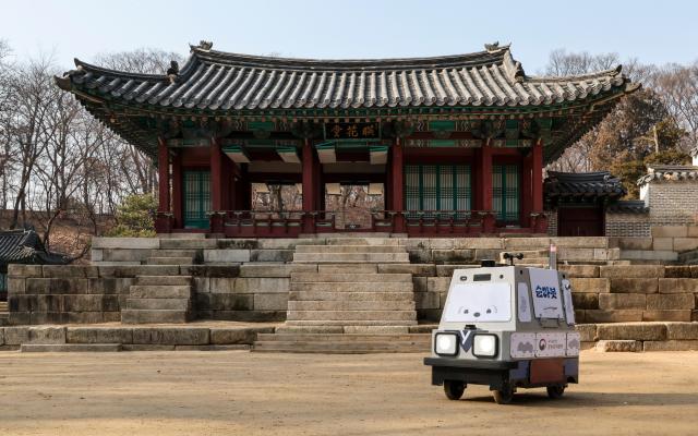 Robot royal guard patrol around Seoul palace through pilot operation 
