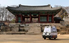 Robot royal guard patrol around Seoul palace through pilot operation 