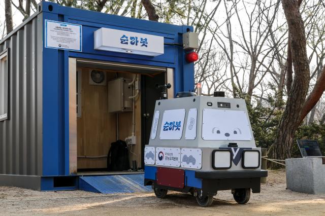 An autonomous patrol robot named “Sunra-bot” conducts a patrol during a pilot operation at Yeonghwajeong Pavilion inside Changdeokgung Palace in Jongno District central Seoul on Feb 20 2026 AJP Yoo Na-hyun