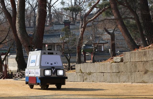 An autonomous patrol robot named “Sunra-bot” conducts a patrol during a pilot operation at Yeonghwajeong Pavilion inside Changdeokgung Palace in Jongno District central Seoul on Feb 20 2026 AJP Yoo Na-hyun