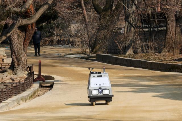 An autonomous patrol robot named “Sunra-bot” conducts a patrol during a pilot operation at Yeonghwajeong Pavilion inside Changdeokgung Palace in Jongno District central Seoul on Feb 20 2026 AJP Yoo Na-hyun