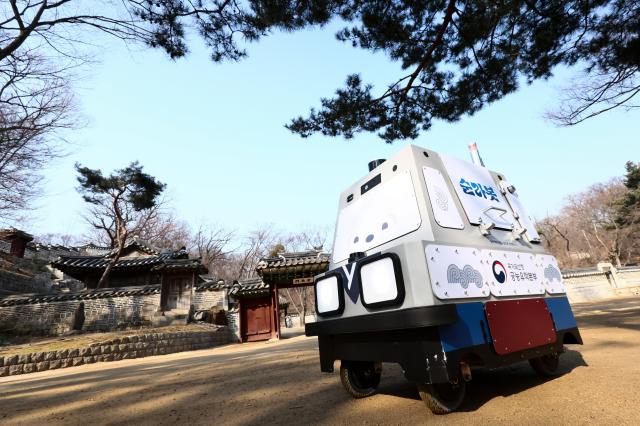 An autonomous patrol robot named “Sunra-bot” conducts a patrol during a pilot operation at Yeonghwajeong Pavilion inside Changdeokgung Palace in Jongno District central Seoul on Feb 20 2026 AJP Yoo Na-hyun
