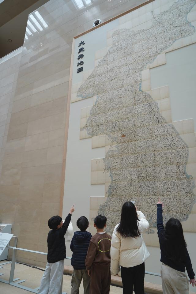 대동여지도를 관람하는 관람객 모습 사진국립중앙박물관