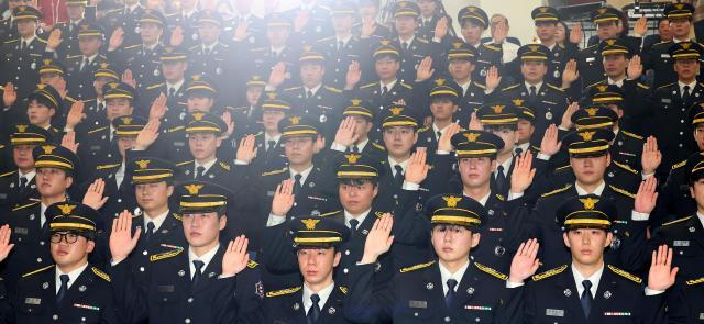 New firefighters take an oath of service at the 27th class graduation ceremony for new firefighting officials at Incheon Fire Academy in Ganghwa County Incheon Feb 20 Yonhap