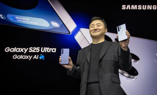 지난해 1월 노태문 삼성전자 DS부문장사장이 갤럭시 언팩 2025 행사에서갤럭시 S25 시리즈를 공개하고 있다 사진삼성전자