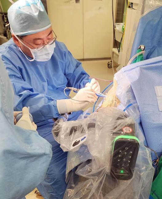 장원석 세브란스병원 신경외과 교수가 뇌로봇수술을 진행 중이다 사진세브란스병원