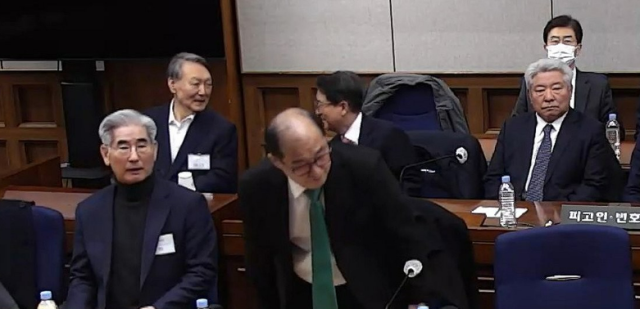 윤석열 전 대통령이 지난 19일 서초구 서울중앙지방법원에서 열린 12·3 비상계엄 관련 내란 우두머리 혐의 1심 선고공판에 출석해 있다 사진서울중앙지법