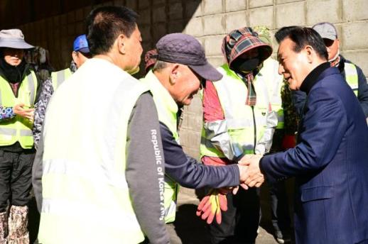 백성현 논산시장, 환경 현장 찾아 근로자 격려