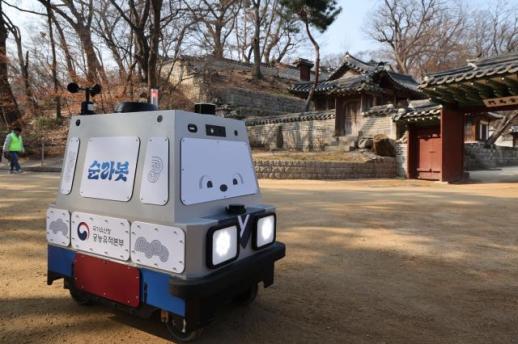 巡逻机器人上岗