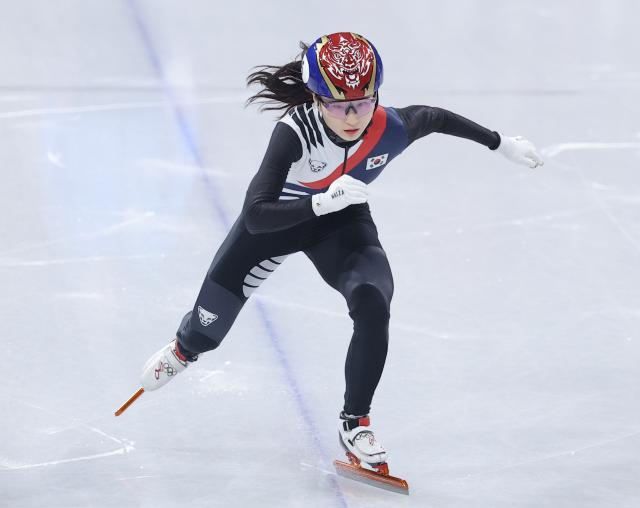 16일현지시간 이탈리아 밀라노 아이스스케이팅 아레나에서 열린 2026 밀라노-코르티나담페초 동계올림픽 쇼트트랙 여자 1000m 준준결승에서 최민정이 역주하고 있다 사진연합뉴스
