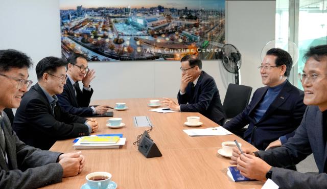 김영록 전라남도지사가 20일 오후 전남광주 행정통합 홍보를 위해 광주 국립아시아문화전당을 방문 김상욱 전당장과 차담을 하고 있다사진전남도
