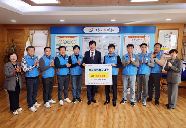 장흥군 제13대 공무원노동조합 전남연맹위원장 최근영이 20일 이웃돕기 성금 100만 원을 기탁했다사진장흥군