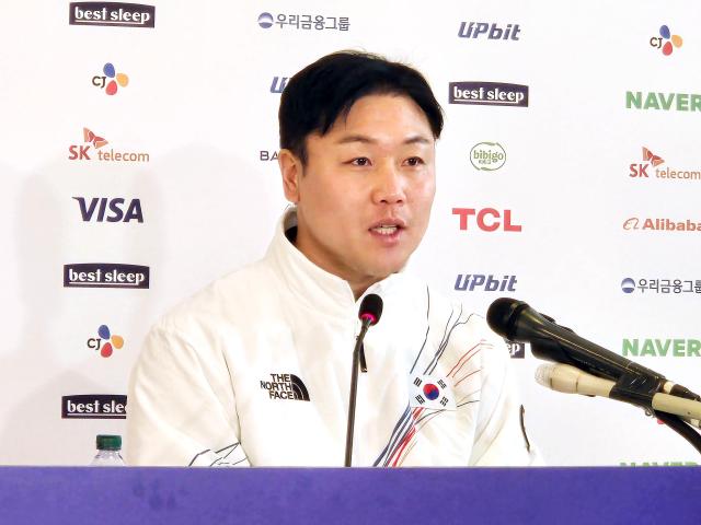 한국 동계 종목 선수 출신으로는 처음으로 국제올림픽위원회IOC 선수위원에 당선된 봅슬레이의 전설 원윤종이 20일현지시간 이탈리아 밀라노 코리아하우스에서 열린 기자회견에서 취재진질문에 답하고 있다 사진연합뉴스