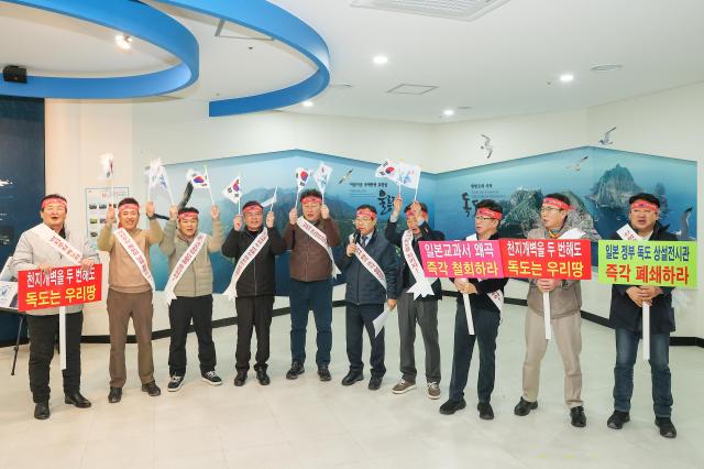 이상식 울릉군의장오른쪽 다섯번째이 일본의 독도 영유권 도발과 역사 왜곡을 규탄하며 독도 수호 결의를 다지고 있다사진울릉군의회