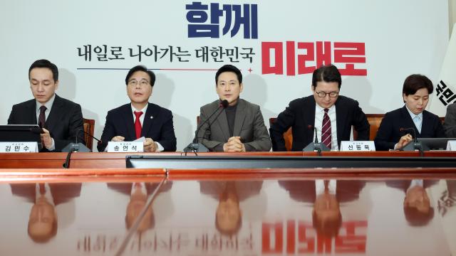 장동혁 국민의힘 대표가 19일 국회에서 열린 최고위원회의에서 모두발언을 하고 있다.[사진=연합뉴스]