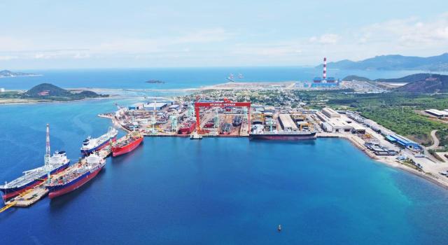 베트남 중부 카인호아성에 있는 현대베트남조선의 조선소 사진HD현대