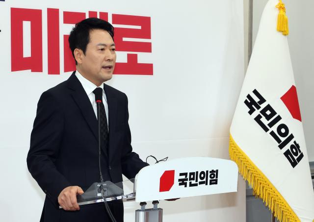 국민의힘 장동혁 대표가 20일 국회에서 윤석열 전 대통령에 대한 1심 무기징역 선고 관련 입장을 밝히고 있다 사진연합뉴스