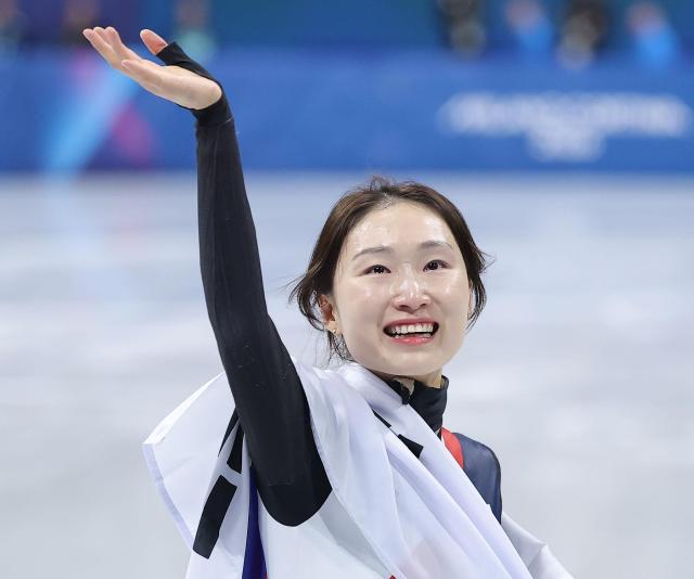 21일한국시간 이탈리아 밀라노 아이스스케이팅 아레나에서 열린 2026 밀라노·코르티나담페초 동계올림픽 쇼트트랙 여자 1500m 결승에서 은메달을 획득한 최민정이 태극기를 들고 트랙을 돌고 있다 사진연합뉴스