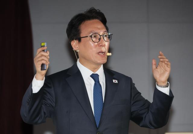 21일 경북 포항시 포은흥해도서관에서 열린 더불어민주당 경북도당 초청 K-국정설명회에 참석한 김민석 국무총리가 특별강연을 하고 있다 사진연합뉴스