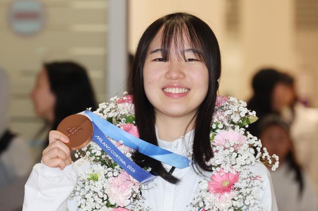 2026 밀라노ㆍ코르티나담페초 동계올림픽 스노보드 여자 빅에어에서 동메달을 차지한 유승은이 21일 인천국제공항으로 귀국해 기념촬영하고 있다 사진연합뉴스