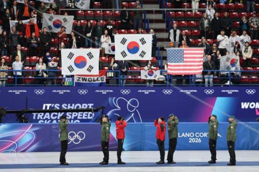 [2026 밀라노] 쇼트트랙 시상식서 4차례 엉터리 태극기…IOC 사과 후 정상 게양