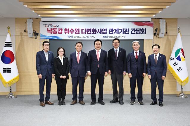 좌측부터 김찬수 창녕군 반대대책위원장 김지영 기후부 물이용정책관 박완수 경상남도지사 박상웅 국회의원 박형준 부산시장 오태완 의령군수 성낙인 창녕군수 사진경남도