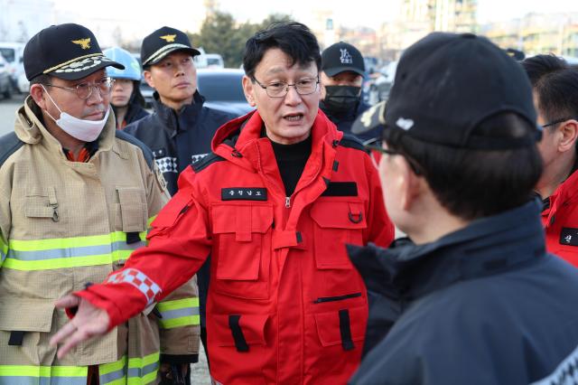 21일 서산시 대산읍 산불 대응 현장 지휘본부에서 홍종완 충남도 행정부지사가 소방 관계자들과 산불 진화 및 확산 방지 대책을 논의하고 있다사진충남도