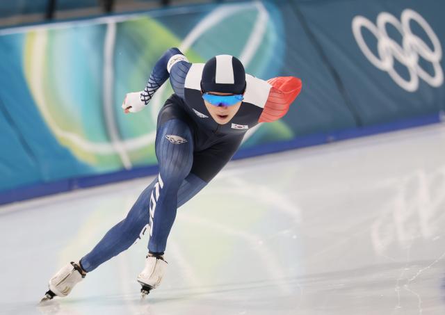 19일현지시간 이탈리아 밀라노 스피드스케이팅 스타디움에서 열린 2026 밀라노ㆍ코르티나담페초 동계올림픽 스피드스케이팅 남자 1500m에 출전한 정재원이 경기를 펼치고 있다 사진연합뉴스