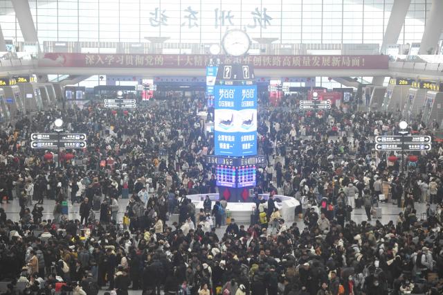 춘제 연휴인 17일 중국 저장성 항저우 동역에 승객들이 인산인해를 이루고 있다 사진AFP연합뉴스