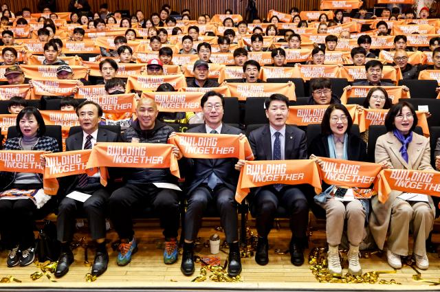 정명근 화성특례시장가운데과 차두리 감독가운데 왼쪽 시민들이 함께 화성Fc의 새 시즌을 응원하고 있다 사진화성시